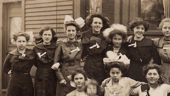 '여성기독교 절제연맹' 회원들이 각자 옷에 작은 도끼를 부착하고 있는 모습. /Kansas State Historical Society