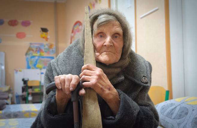 98세의 우크라이나 여성인 리디아 스테파니브라 로미코프스카(사진)는 슬리퍼를 신고 지팡이에 의지한 채 혼자 약 10㎞를 걸어 우크라이나 도네츠크 지역의 러시아 점령지에서 탈출했다. 사진은 4월 26일 탈출 후 대피소에 앉아있는 모습. / AP 연합뉴스