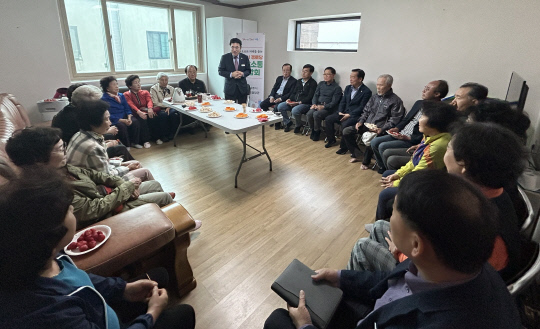 이응우 계룡시장이 경로당을 방문해 엄사5, 12리 어르신들과 대화를 나누고 있다. 계룡시 제공