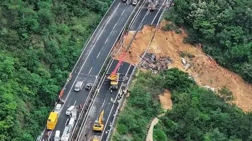중국 광둥성서 무너져 내린 고속도로로 인해 비탈로 추락한 차량들. [중국 SNS 캡처]