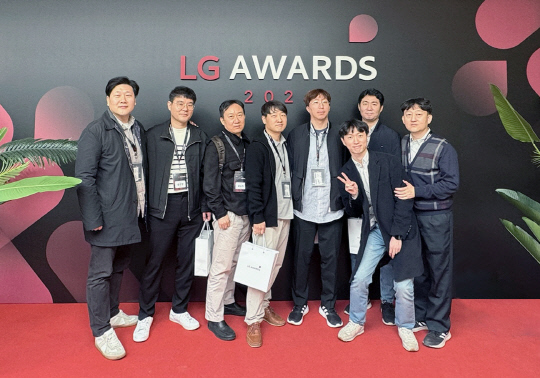 'LG어워즈'서 고객만족상을 수상한 LG유플러스 CTO 미디어플랫폼 개발랩 팀원들이 포즈를 취하고 있다. LG유플러스 제공
