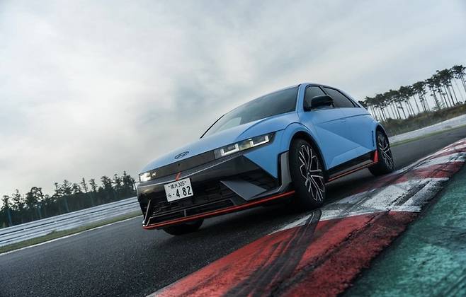 일본 번호판을 장착하고 서킷을 달리는 현대차 아이오닉 5 N.