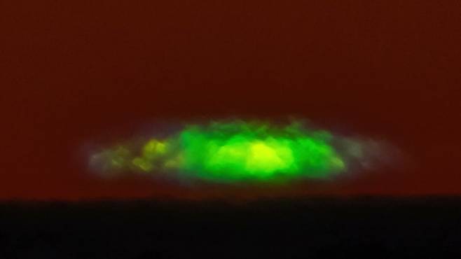 2021년 11월 이탈리아 투스카니에서 포착된 태양 그린 플래시. 사진=미 항공우주국(NASA) 오늘의 사진(APOD)