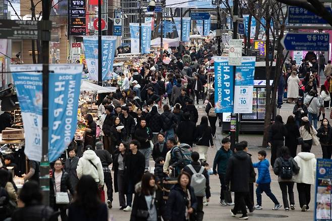 서울 명동거리가 시민들과 관광객들로 붐비고 있다. 뉴스1화상