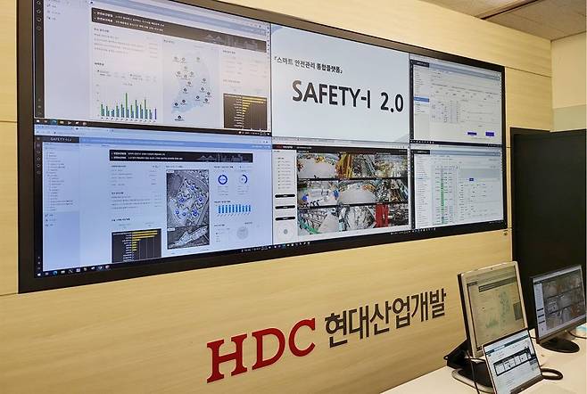 서울 용산구 한강로3가 HDC현대산업개발 본사에 마련된 CCTV 통합관제센터. HDC현대산업개발 제공