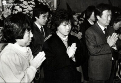 1987년 3월3일 부산 사리암에서 열린 박종철 열사의 49재에서 어머니 고 정차순(왼쪽부터)씨, 형 박종부씨, 누나 박은숙씨, 아버지 고 박정기씨 등 가족들이 합장하고 있다. 한겨레 자료사진