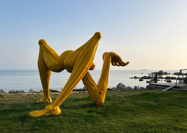 배미꾸미해변에는 이일호 작가의 조각작품 수십 점이 세워져 있다. 조각공원 입장료는 2,000원이다.