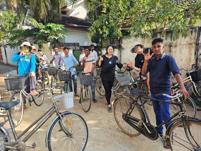 스리랑카 아이들과 후원자들이 함께 자전거 타던 날. 코인트리 제공