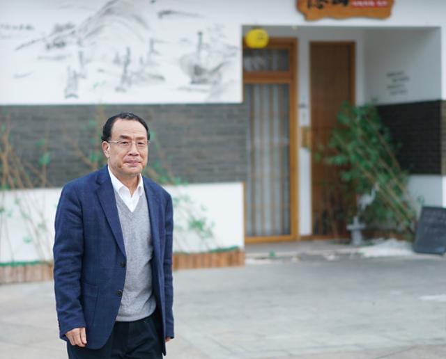 코로나19의 게놈 서열을 전 세계에 처음 공개한 중국 과학자 장융전 푸단대 교수가 2020년 12월 13일 중국 상하이의 거리를 걷고 있다. 상하이=AP 연합뉴스