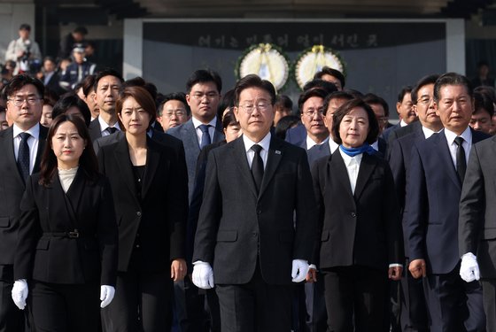 지난달 12일 이재명 더불어민주당 대표(가운데)와 당선인들이 서울현충원을 찾아 참배하고 있다. [뉴스1]