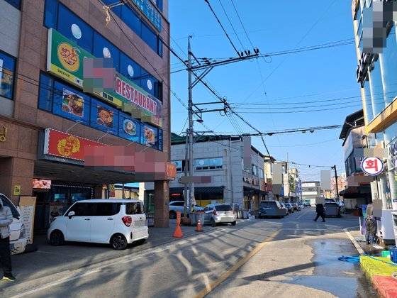 충북 음성군 대소면 소재지 인근 식당 거리에 있는 외국인 전용 식당. 최종권 기자