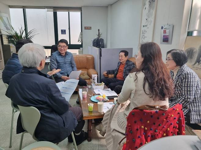 ▲노남진 대표가 편집위원들과 회의하는 장면