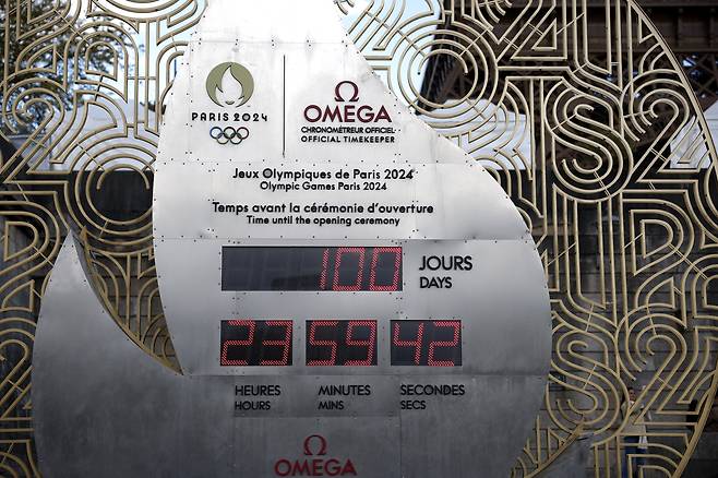 파리올림픽까지 남은 시간을 표시하는 전자시계에 올림픽 로고와 함께 시계 브랜드 오메가의 로고가 나란히 찍혀 있다.