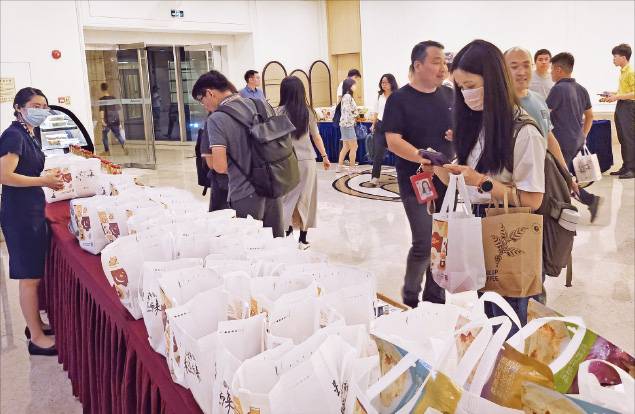 중국 선전 화웨이 본사에서 야근하는 직원들이 ‘간식 꾸러미’를 고르고 있다. 선전=정지은 기자