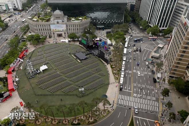 현대사의 희로애락을 함께한 서울광장 조성 20주년을 하루 앞둔 30일 광장에 서울페스타 축제 무대가 설치되고 있다. 문재원 기자