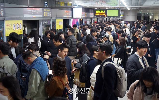 지난 3월 서울 지하철 여의도역 승강장에서 출근길 시민들이 열차를 기다리고 있다. 정지윤 선임기자