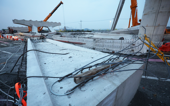 The site of the collapsed bridge at an overpass construction site in Siheung, Gyeonggi, on Tuesday. [YONHAP]