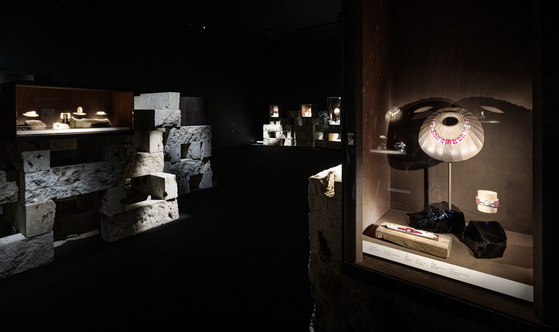 Items on display at the Seoul leg of “Cartier, Crystallization of Time,” jointly held by the JoongAng Ilbo and Seoul Design Foundation at the Dongdaemun Design Plaza in central Seoul. The interior of the exhibition incorporates wood and rock materials. [JOONGANG PHOTO]