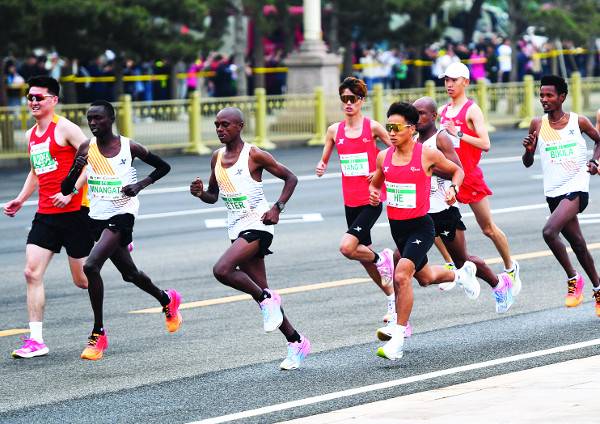 승부조작 사건이 일어난 지난 14일 베이징하프마라톤 경기 장면. 중국 허제(오른쪽 네 번째) 선수가 앞서 달리던 아프리카 선수들의 노골적인 양보 속에 1위를 차지했다. 이후 대회 조직위원회는 조사 결과 부정행위가 확인됐다며 허제와 공동 2위 3명의 기록·메달·상금 취소와 주최사 자격 정지를 결정했다. 신화연합뉴스