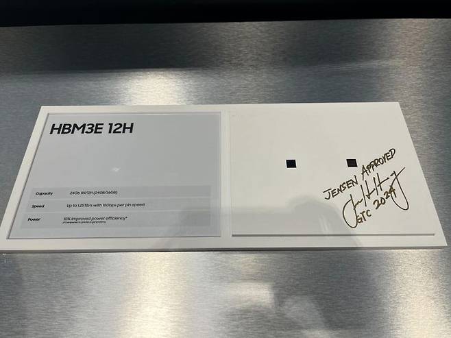 지난 3월 21일(현지시간) 미국 새너제이에서 열린 엔비디아 개발자 대회 ‘GTC 2024’에서 젠슨 황 CEO가 삼성전자 부스를 방문해 HBM3E에 ‘승인’이라는 사인을 남겼다. [사진 출처 = 삼성전자]