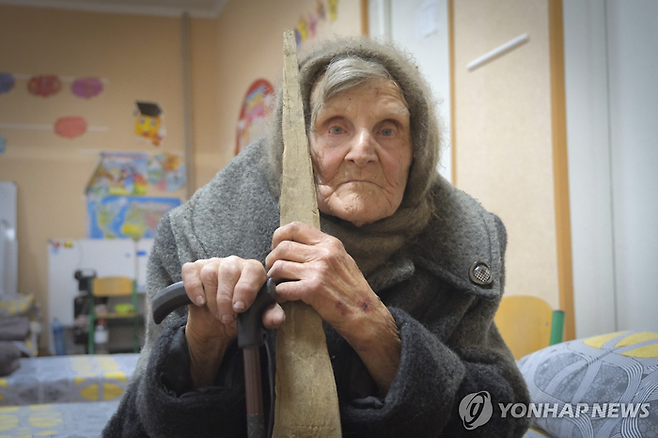우크라 최전방 마을 오체리틴에서 약 10㎞를 걸어 탈출에 성공한 98세 할머니. [AP 연합뉴스]