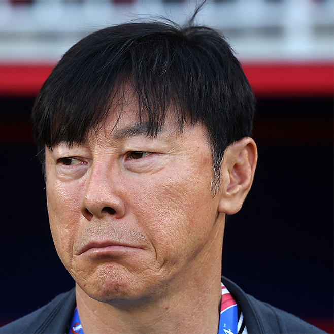 인도네시아대표팀 신태용 감독이 2024 AFC U23 아시안컵 4강 우즈베키스탄전을 보고 있다. 사진=AFP=연합뉴스 제공