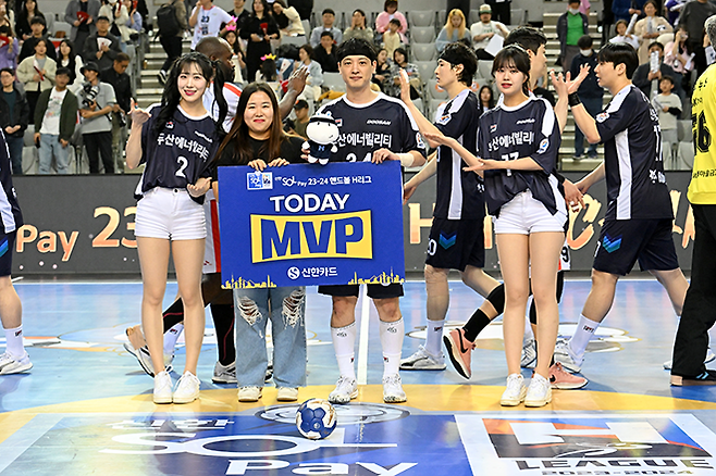 매치 MVP를 수상하는 두산 강전구. 사진=한국핸드볼연맹 제공