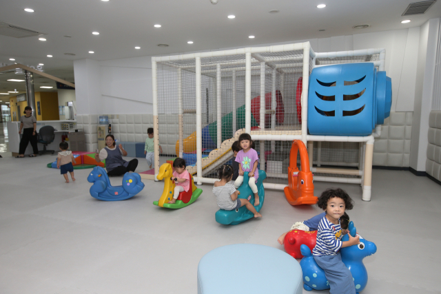 광명스피돔 3층 유아 놀이방에 방문한 어린이들이 놀이기구를 이용하고 있다. /경륜경정총괄본부 제공