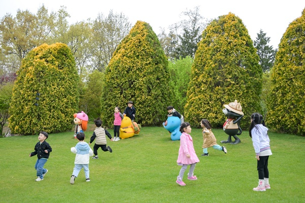 순천만국가정원 잔디밭에서 어린이들이 뛰어 놀고 있다.