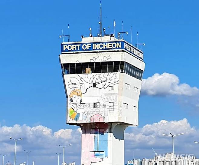 [인천=뉴시스] 인천항 갑문타워. (사진=인천항만공사 제공) 2024.05.01. photo@newsis.com