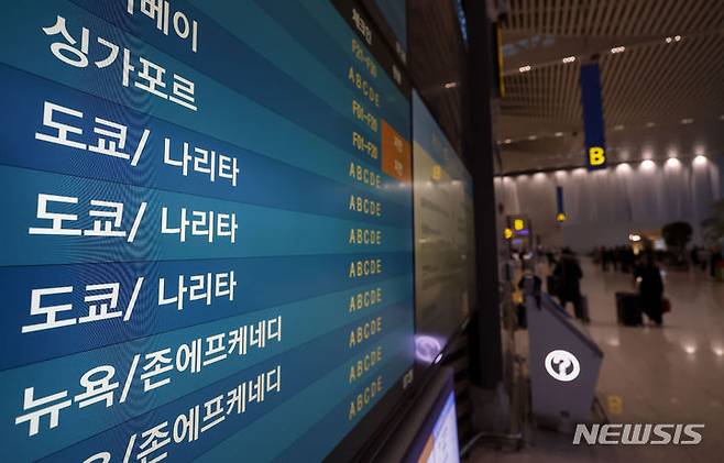 [인천공항=뉴시스] 정병혁 기자 = 올해 일본을 찾는 한국인 관광객이 1000만명에 달할 것으로 예측된다. 이는 일본정부가 추계한 수치로, 역대 최대규모다. 지난 1월 일본을 찾은 외국인 관광객 수는 268만8100명으로 지난해 동월과 비교해 79.5% 증가했다. 이중 가장 많은 관광객 수를 기록한 국가 및 지역은 '한국'으로 85만7000명이 일본을 찾았다. 전년 대비 51.6% 늘어났다. 23일 인천국제공항 출국장에 설치된 전광판에 일본행 항공기 정보가 나타나 있다. 2024.02.23. jhope@newsis.com