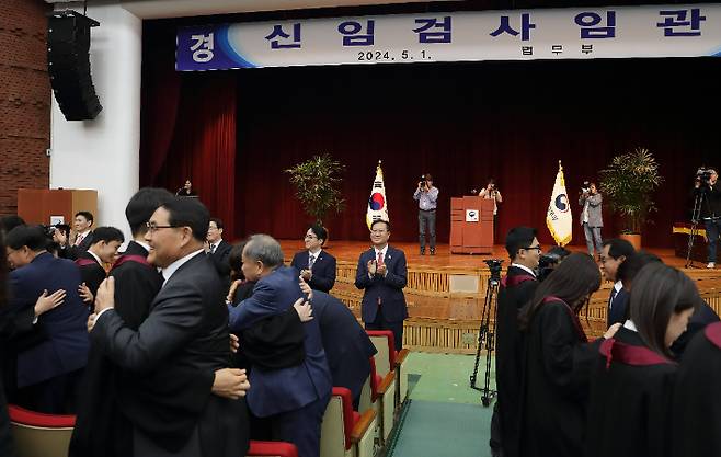 박성재(가운데) 법무부 장관이 1일 오후 경기 정부과천청사에서 신임 검사 임관식에서 축하 박수를 치고 있다. 법무부 제공