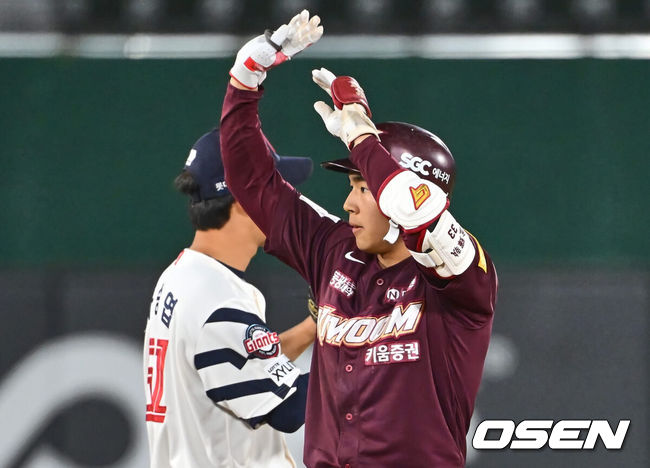 [OSEN=부산, 이석우 기자] 1일 부산 사직구장에서 2024 신한 SOL 뱅크 KBO 리그 롯데 자이언츠와 키움 히어로즈의 경기가 열렸다. 4연패에 빠진 롯데는 안경 에이스 박세웅이 선발로 나와 분위기 반전을 노리고 7연패를 탈출한 키움은 이종민이 선발로 등판했다.키움 히어로즈 김휘집이 8회초 1사 우중간 2루타를 치고 세리머니를 하고 있다. 2024.05.01 / foto0307@osen.co.kr