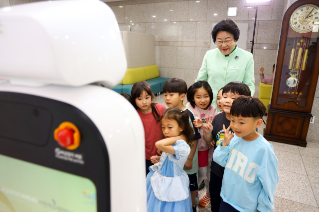 ▲김경희 이천시장과 시청사를 찾은 어린이들이 로봇의 안내를 받아 사진을 찍고 있다. ⓒ이천시