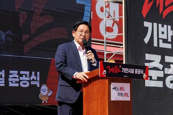 지난달 27일 홍대 레드로드 R1,R2 기반시설 준공식이 개최돼 박강수 마포구청장이 시민에게 감사의 인사를 하고 있다. 마포구