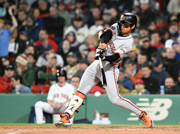 BASEBALL-MLB-BOS-SF/ - Apr 30, 2024; Boston, Massachusetts, USA; San Francisco Giants center fielder Jung Hoo Lee (51) bats against the Boston Red Sox during the fourth inning at Fenway Park. Mandatory Credit: Brian Fluharty-USA TODAY Sports