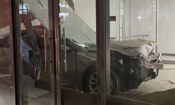 1일 오후 8시 35분쯤 경기 성남시 중원구 성남동의 한 상가 건물 1층으로 50대 A씨가 운전하던 그랜저 차량이 돌진했다. 사진은 사고현장 돌진 차량.  연합뉴스