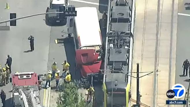 지난달 30일(현지 시각) 미국 로스앤젤레스(LA)에서 '메트로 레일' 경전철과 USC 셔틀버스가 충돌해 승객 55명이 부상했다. ⓒ지역방송 ABC7 유튜브 캡처