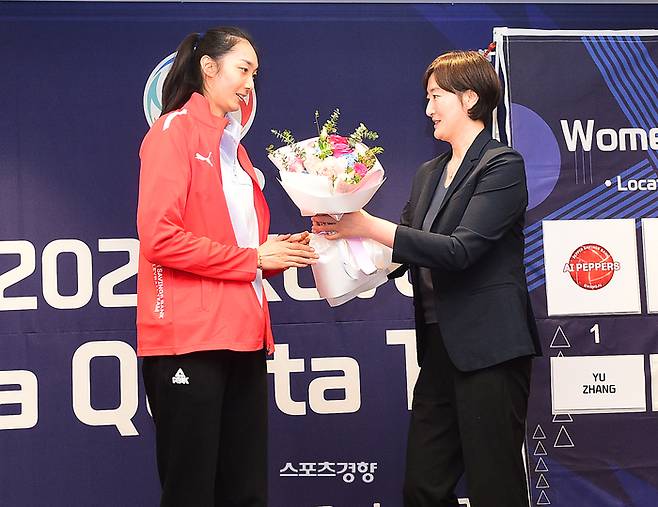 페퍼저축은행 장소연 감독(오른쪽)이 1일 제주 제주시 썬호텔에서 열린 2024 한국배구연맹(KOVO) 여자부 아시아쿼터 트라이아웃에서 중국의 장위를 지명한 뒤 꽃다발을 전달하고 있다. KOVO 제공