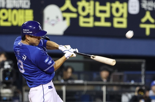 삼성 이성규가 1일 잠실 두산전 7회초 3점 홈런을 때리고 있다. 연합뉴스