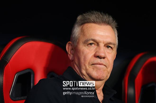 ▲ 지난 시즌 도중에는 한국을 겨냥한 인터뷰로 논란을 낳기도 했다. 스페인 라리가 사무국은 한국 팬들의 편의를 위해 마요르카 경기 시간을 한국 시간에 맞춰 자주 배정했다. 그에 따라 마요르카는 현지시간으로 기온이 높은 오후 2시에 경기를 치러야 했다. 이에 불만이 있던 아기레 감독은 “한국 축구 팬들이 이강인을 더 이상 보지 않았으면 한다”라며 라리가 사무국과 한국을 저격하기도 했다.