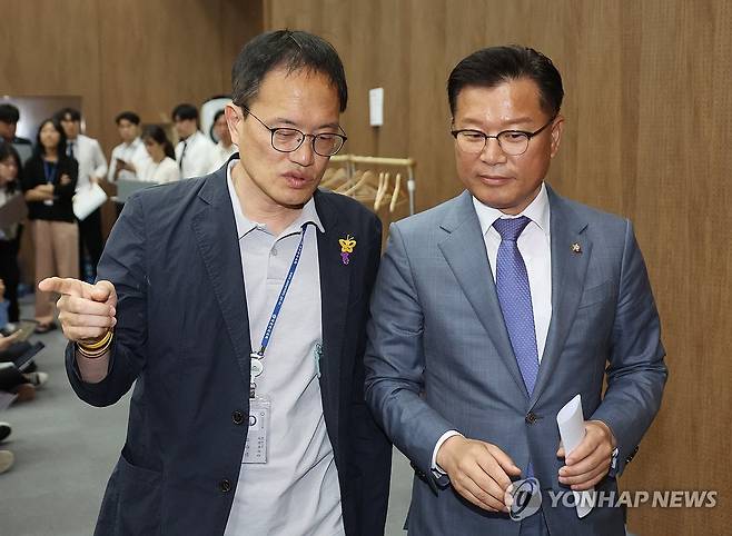 조금 가까워진 여야 (서울=연합뉴스) 신준희 기자 = 국민의힘 이양수(오른쪽), 더불어민주당 박주민 원내수석부대표가 1일 국회에서 이태원참사특별법 수정 합의사항을 발표하기 위해 입장하고 있다. 2024.5.1 hama@yna.co.kr