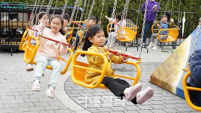 삼성전기 어린이날 초청행사에서 임직원들이 가족과 공연을 관람하고 있다.(사진=삼성전기)