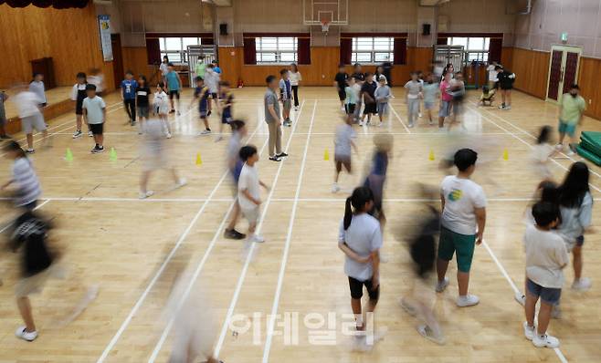 지난해 9월 4일 경기도 시흥시 한 초등학교 강당에서 5학년 4개반 학생들이 6교시 학년 통합 체육수업을 받고 있다.(사진=뉴시스)