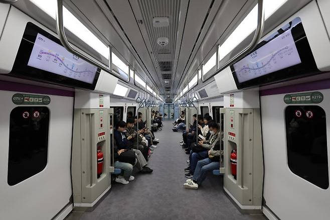 수도권 광역급행철도(GTX)-A 성남역에서 승객들이 수서행 열차에 탑승해 있다. (사진=연합뉴스)