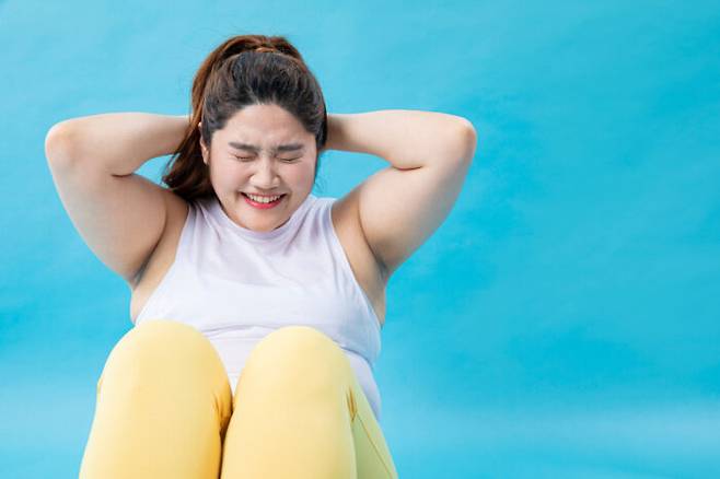 비만한 여성은 간헐적 단식 등 식이요법과 고강도 운동을 병행해야 체중 감량과 건강 개선 효과를 얻을 수 있다. [사진=클립아트코리아]