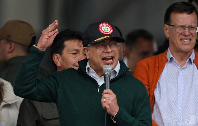 1일(현지시간) 콜롬비아 보고타에서 구스타보 페트로 대통령이 대중 앞에서 연설하고 있다. 2024.05.01/ ⓒ 로이터=뉴스1 ⓒ News1 권진영 기자