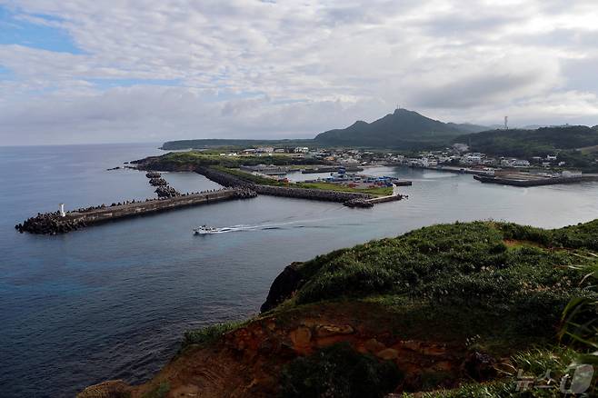 일본 오키나와현(県)에 위치한 열도 최서단 요나구니 섬의 해안가. 2023.11.10/ ⓒ 로이터=뉴스1 ⓒ News1 권진영 기자