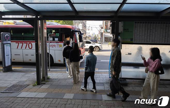 경기 수원시 장안구의 한 버스정류장에서 시민들이 광역버스에 탑승하고 있다. 2023.10.10/뉴스1 ⓒ News1 이재명 기자