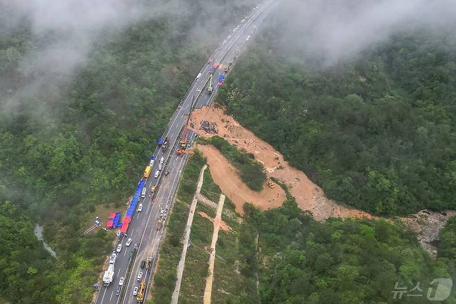 5월 1일 중국 남부 광둥성 메이저우시 인근 메이다 고속도로 붕괴 사고가 발생했다. 2024.05.02 ⓒ AFP=뉴스1 ⓒ News1 정은지 특파원
